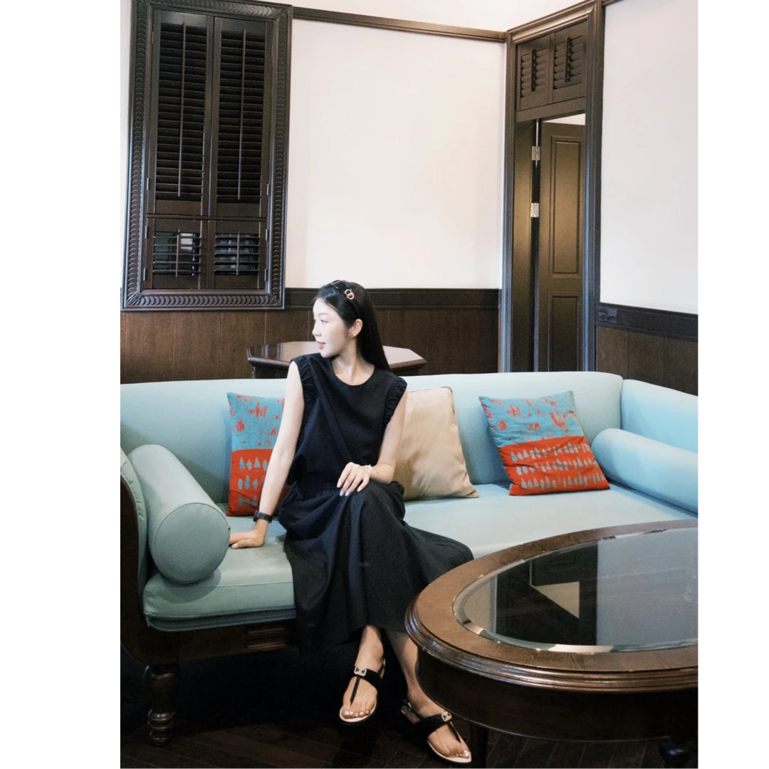 syna希娜 无拘束 极简风荷叶边小飞袖圆领马甲套装