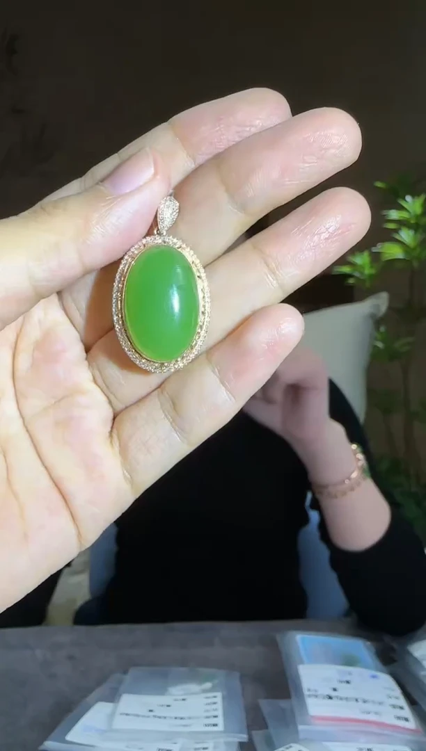 【闪购商品】和田玉颈饰18K金镶嵌18K金镶碧玉苹果绿蛋面吊坠