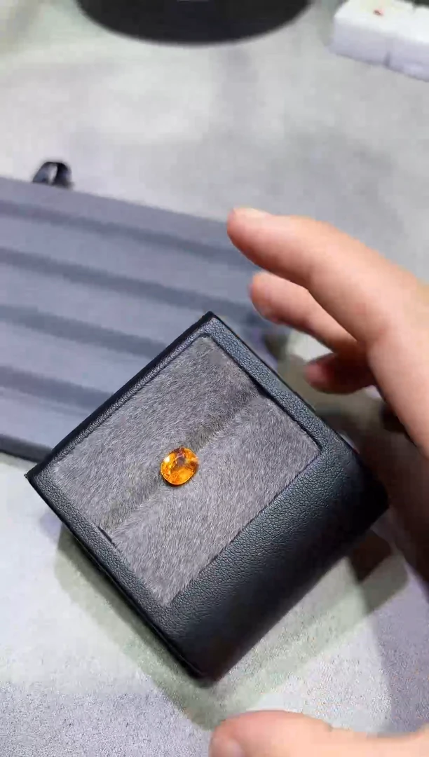 未镶嵌裸石石榴石（芬达石）一粒2.05ct