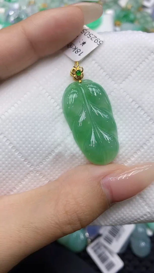 翡翠18K金镶嵌颈饰111111111111