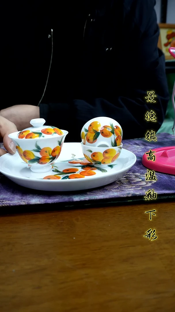 其他景德镇高温瓷（纽扣盖碗加壶呈加两个一口杯）
