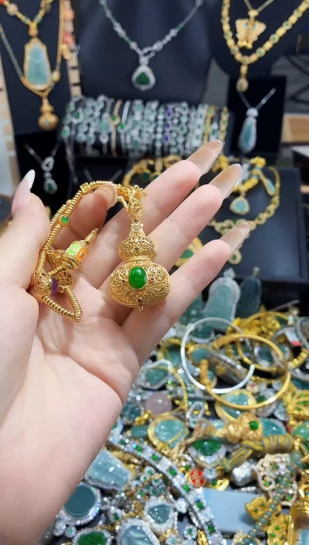 翡翠未镶嵌吊坠(赠链)天然翡翠a货 多样性发其一