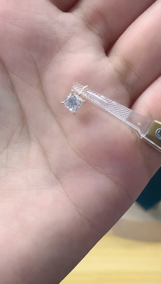 合成钻石18K金镶嵌颈饰公主方五十分吊坠