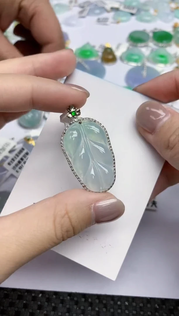 【闪购商品】翡翠挂件18K金镶嵌天然翡翠A货