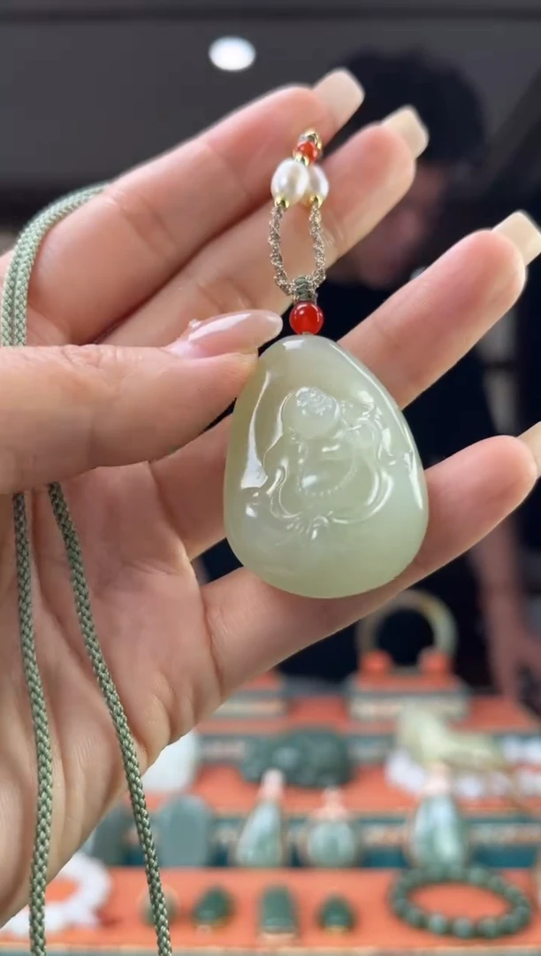 颈饰未镶嵌和田玉佩佩