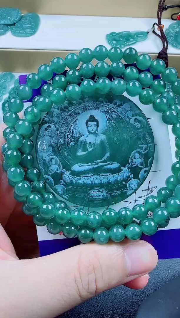 翡翠未镶嵌颈饰阿弥陀佛（多样性发其一）