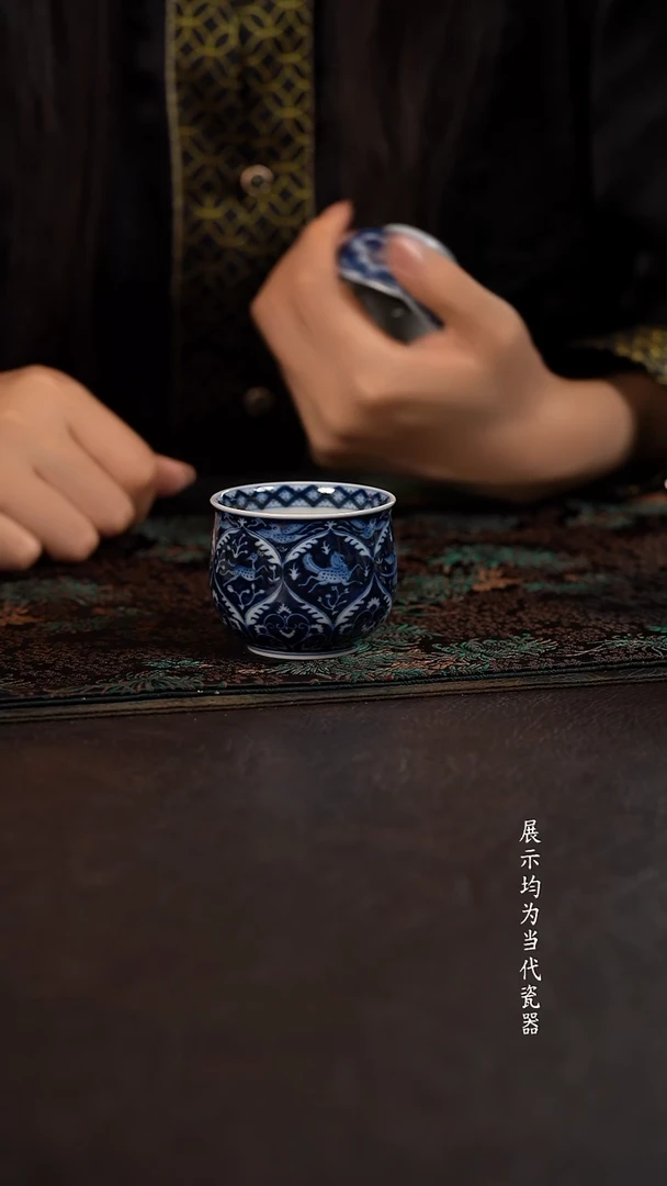 洪印慕明蓝地凤鸟瑞兽大肚杯