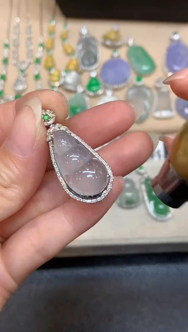 颈饰18K金镶嵌翡翠福豆【无服务费