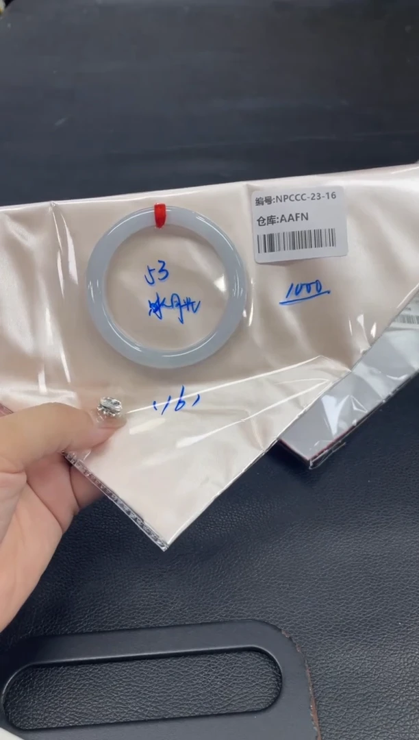翡翠手镯未镶嵌翡翠手镯