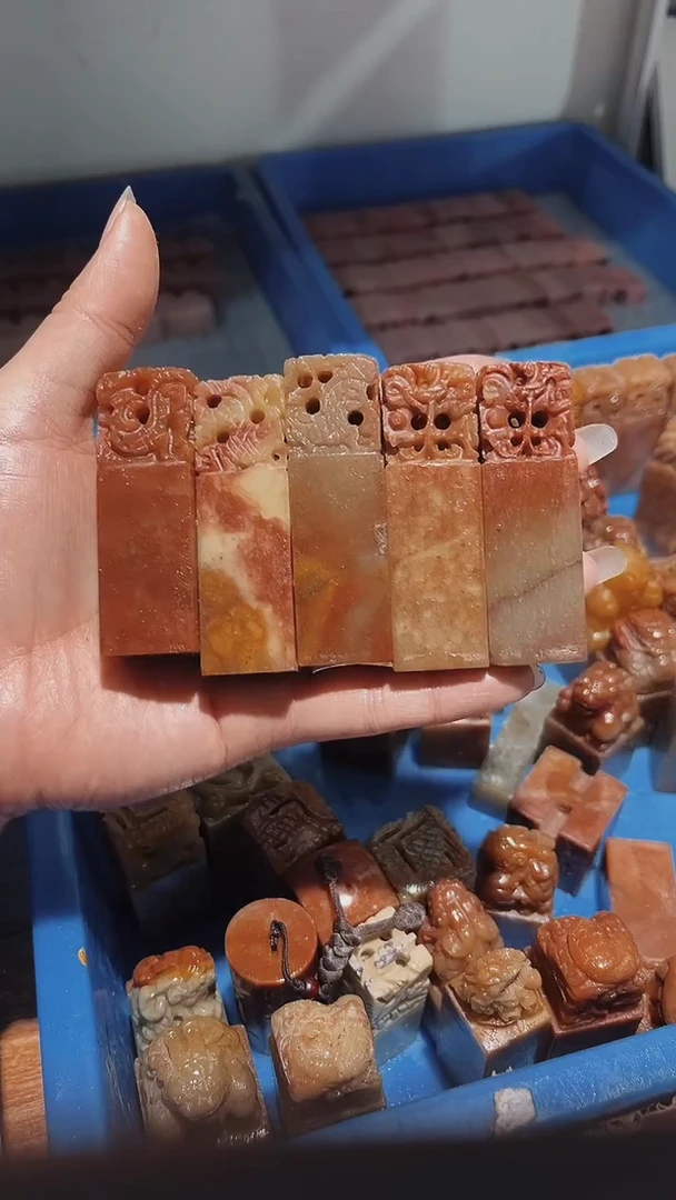 老挝石?****?瑕疵不规则章带雕钮