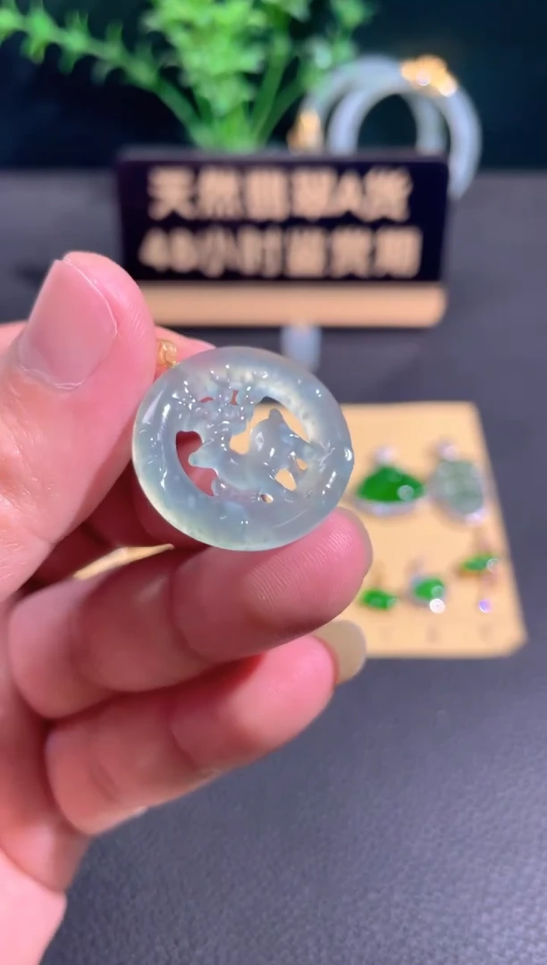 翡翠18K金镶嵌颈饰翡翠