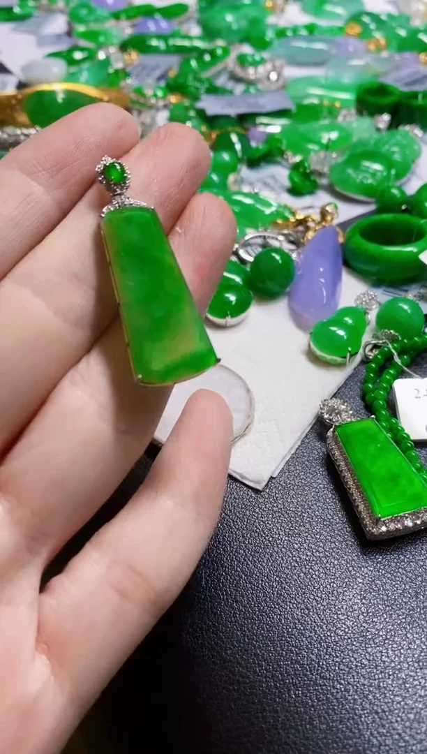 颈饰18K金镶嵌翡翠无事牌