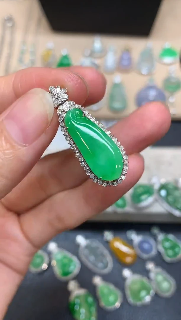 颈饰18K金镶嵌翡翠福瓜【无服务费