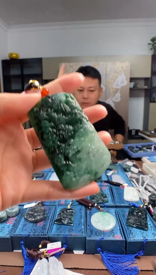 颈饰未镶嵌翡翠  多样性发其一