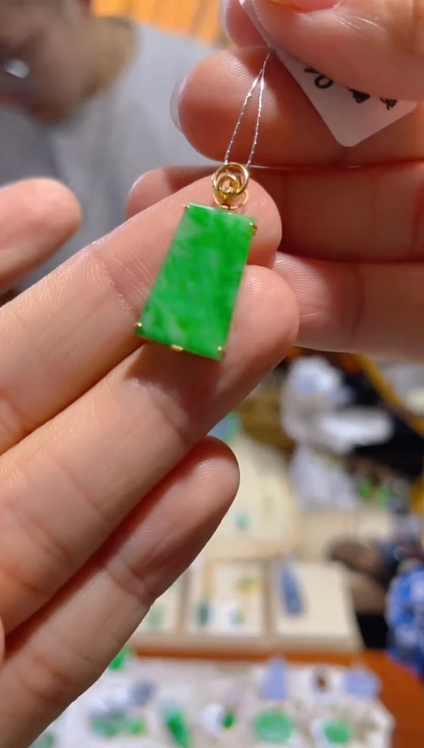 翡翠18K金镶嵌颈饰无事牌