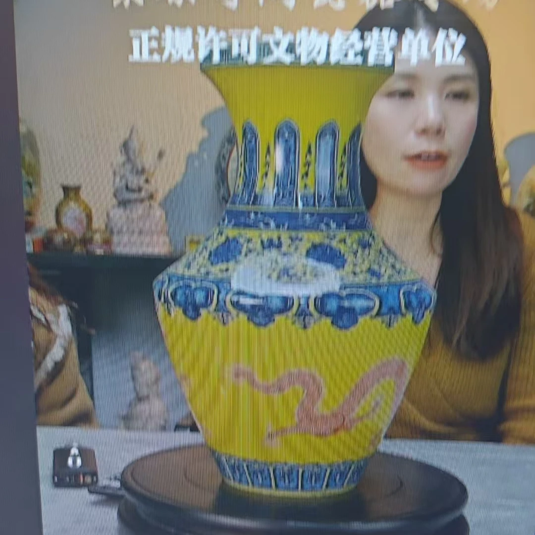 黄底龙凤纹尊....................