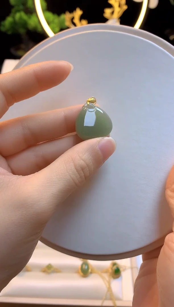 【闪购商品】和田玉吊坠18K金镶嵌笑脸无事牌