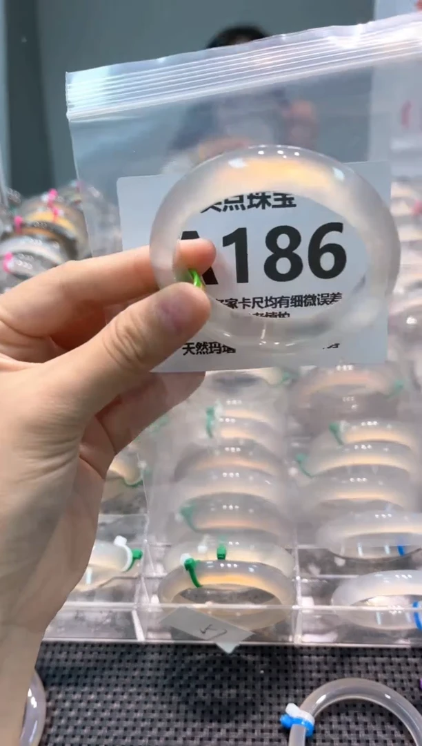 玛瑙/玉髓手镯未镶嵌AA186