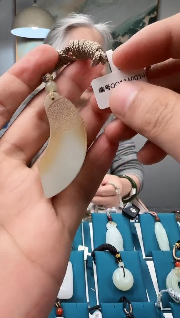 颈饰未镶嵌和田玉吊坠QQ