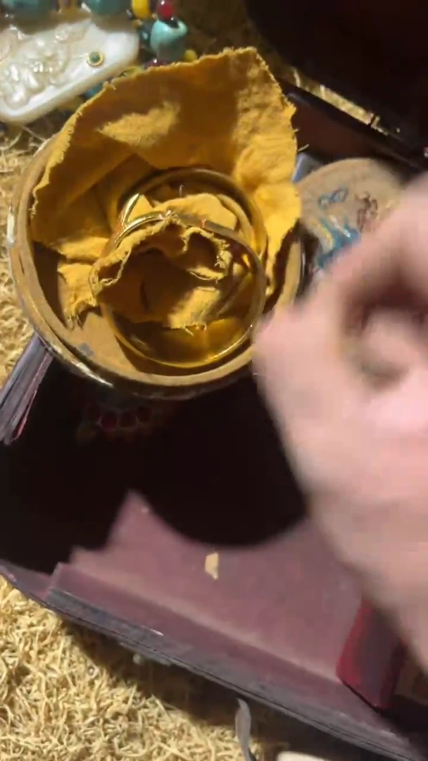 香榧木（1个开封龙圆盒子链接1对金镯子）