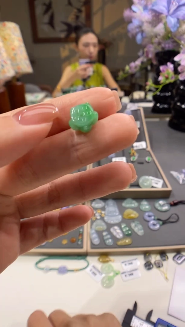 翡翠未镶嵌颈饰莲花