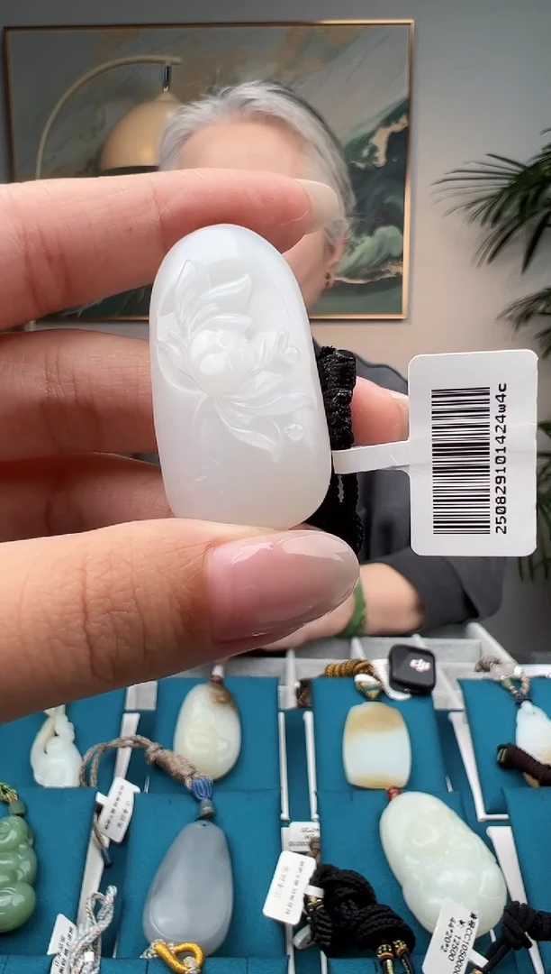 颈饰未镶嵌和田玉吊坠  SY