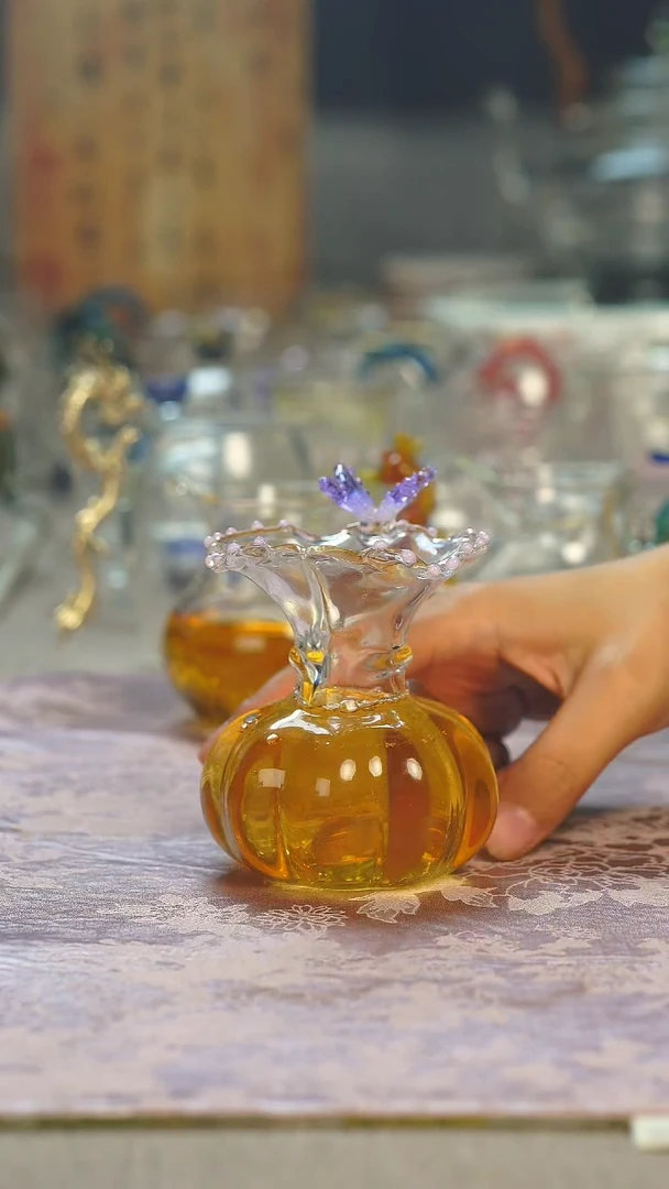 蝴蝶花插公道杯晶焱金标