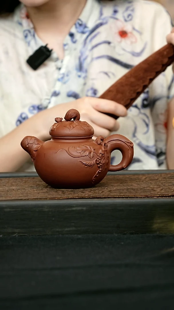 茶壶紫砂道洪款松鼠葡萄壶 一物见春