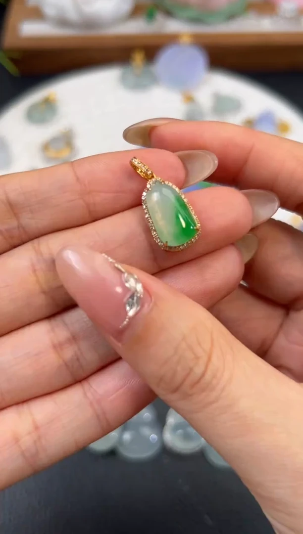 颈饰18K金镶嵌翡翠源头直播间