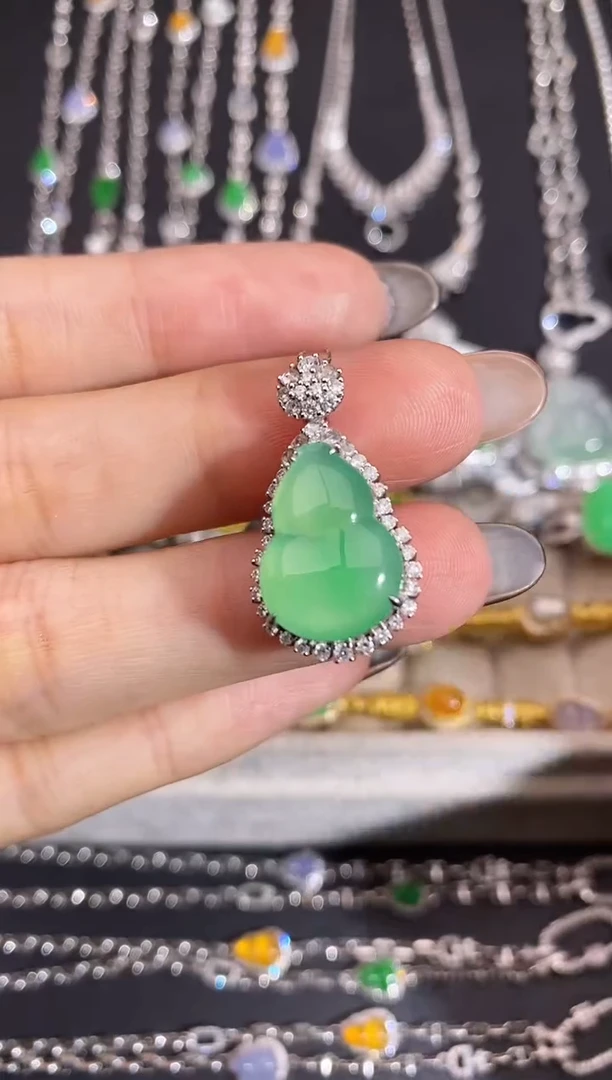 颈饰18K金镶嵌翡翠吊坠