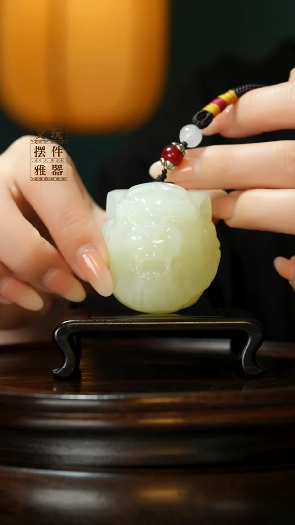 玉《虎虎生威虎头》手把件摆件