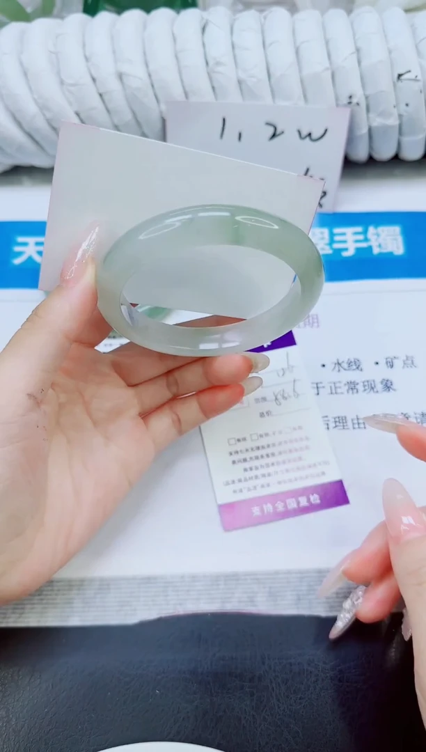 未镶嵌手镯石英质玉126/58.6
