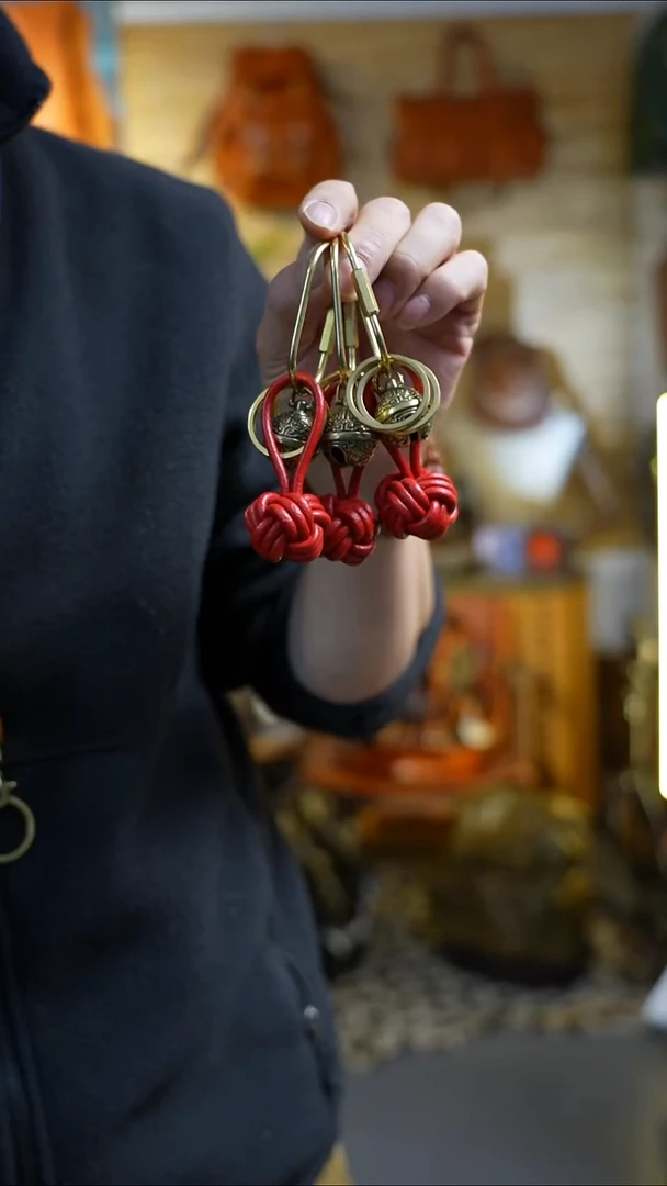 红色手工小皮球挂件一个