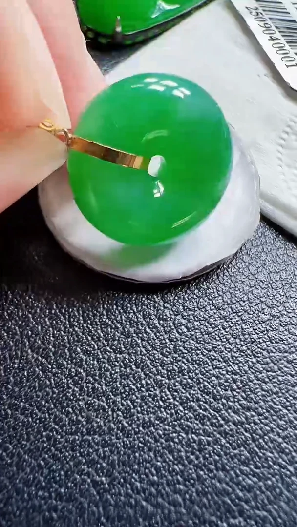 颈饰18K金镶嵌翡翠扣