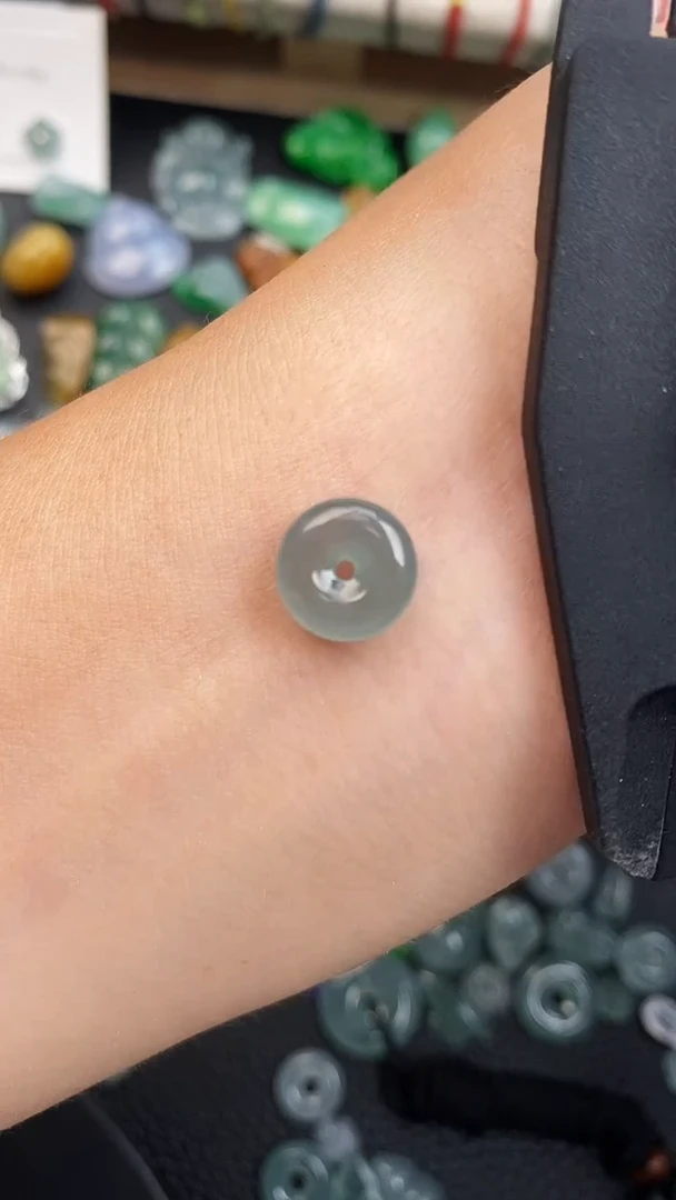 翡翠未镶嵌颈饰平安扣