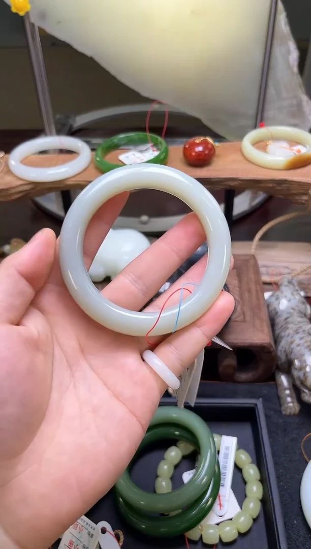 和田玉手镯未镶嵌且末青白 60+圈