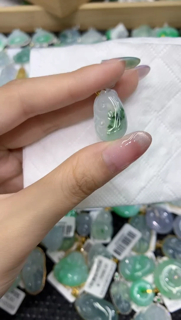 翡翠18K金镶嵌颈饰111111111111