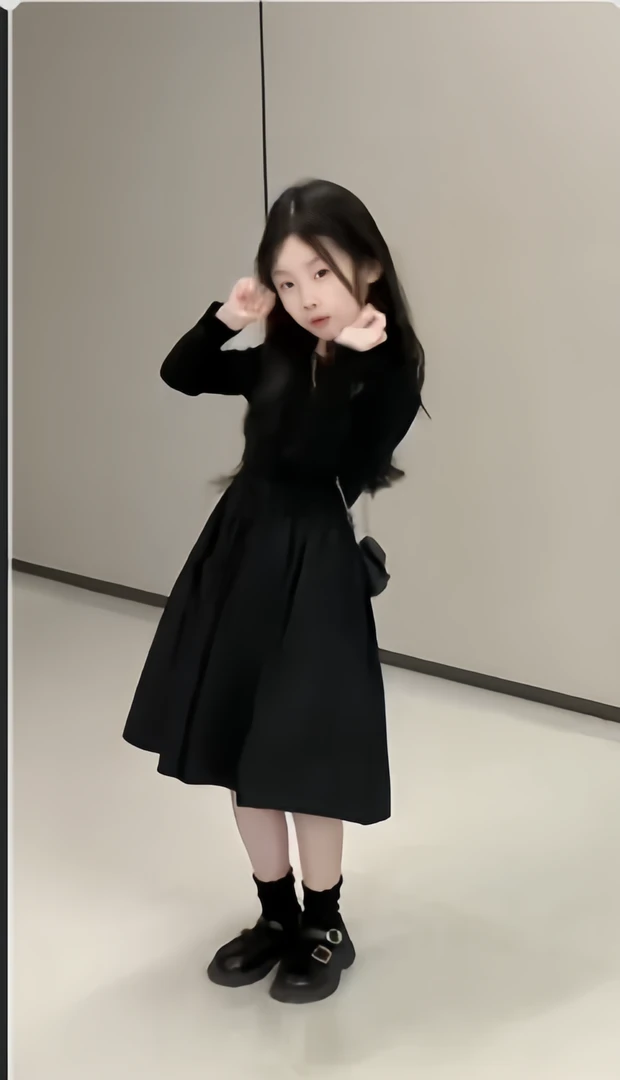 女童赫本风气质连衣裙秋装2025新款儿童收腰气质小黑裙宝宝公主裙