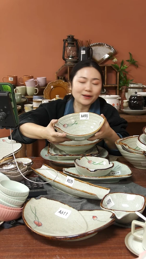 陶瓷A490 一只陶瓷荷花小元宝碗可能微瑕