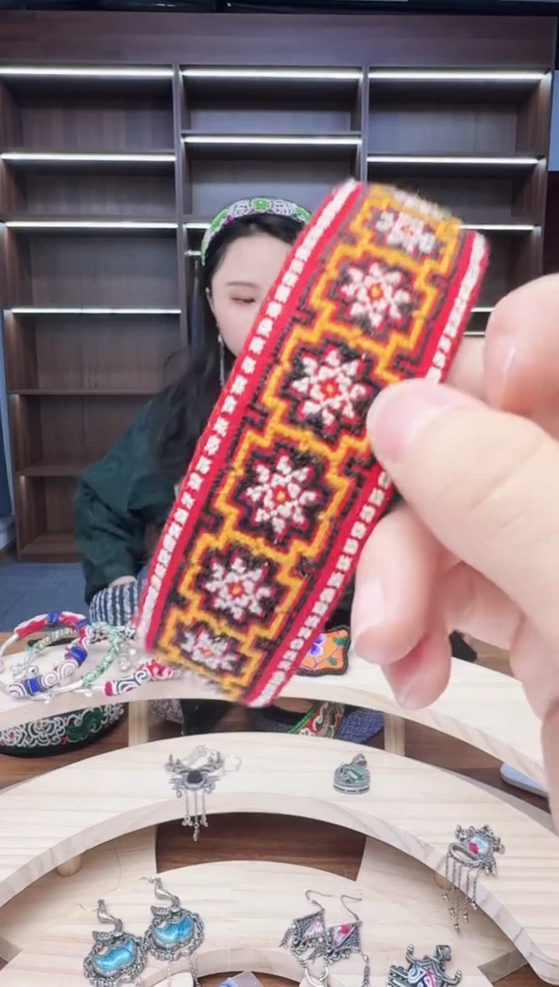 织绣246蒙阿苏苗绣传承