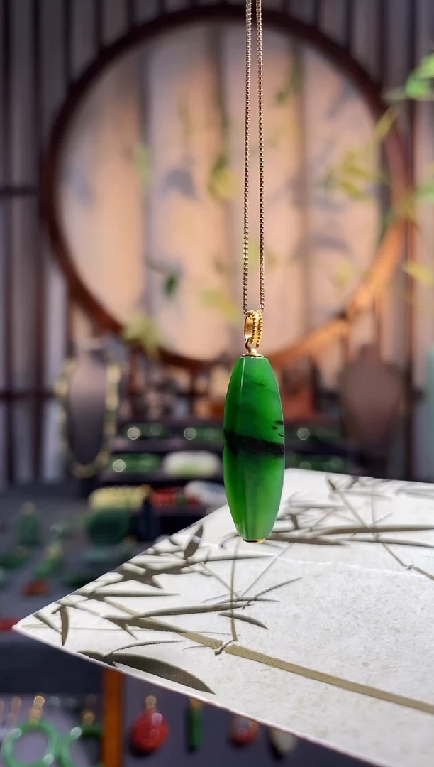 颈饰18K金镶嵌和田玉，碧玉红皮——玉勒子