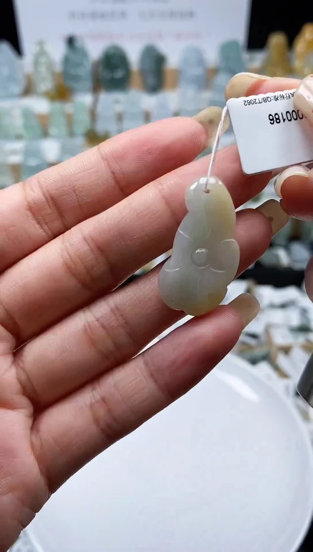 翡翠未镶嵌吊坠(不含链)吊坠     29
