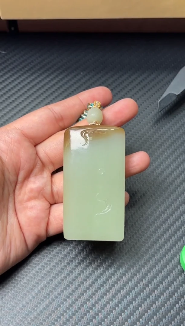 吊坠(赠链)未镶嵌和田玉若羌微色差吊坠m