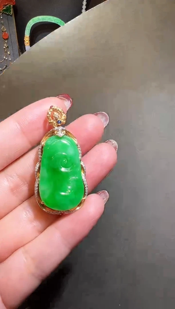 【闪购商品】翡翠颈饰18K金镶嵌翡翠如意吊坠