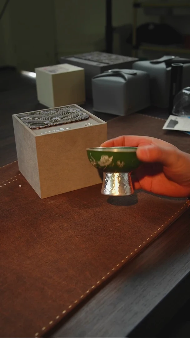 瓷鎏银绿釉鱼藻纹高足杯