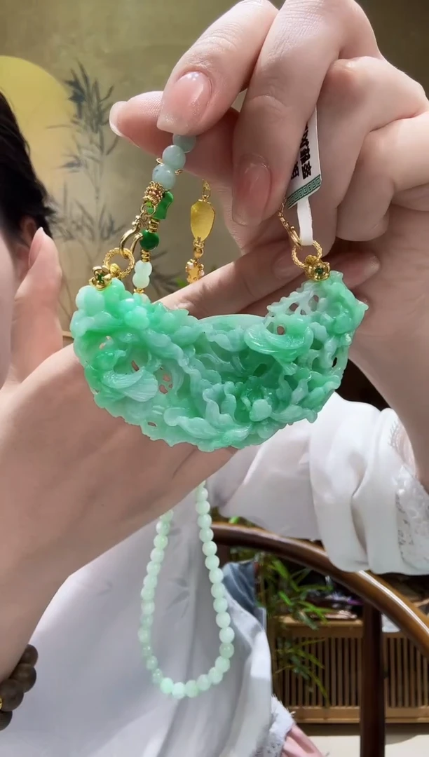 颈饰未镶嵌翡翠吊坠
