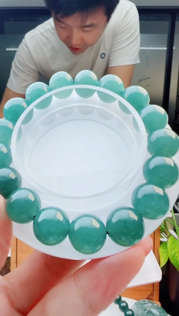 翡翠未镶嵌颈饰多样性发货其中一件