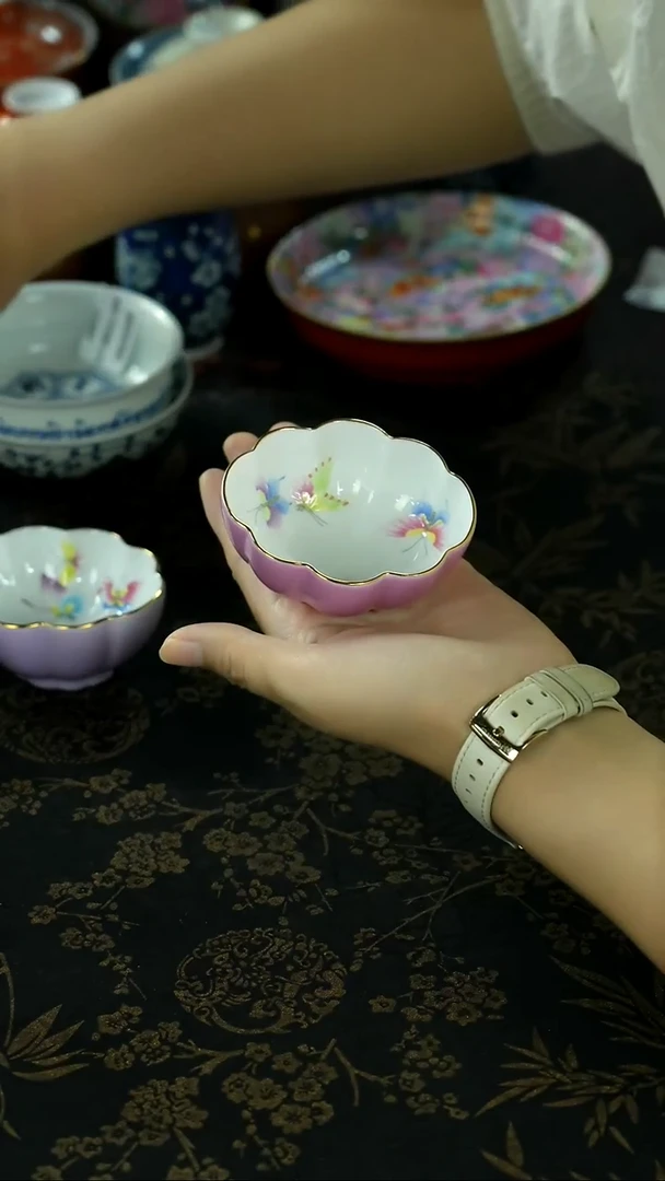 清理仓库中 茶具茶叶陶炉