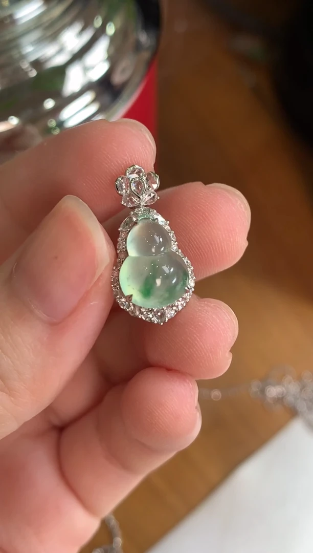 翡翠18K金镶嵌颈饰葫芦