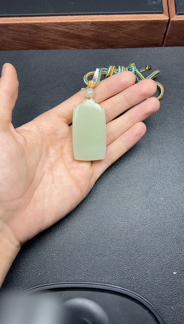 吊坠(赠链)未镶嵌和田玉?*菲且末微色差迪克兰一细吊坠